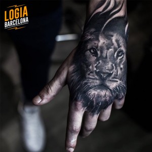 tatuaje_mano_leon_spiros_befanis_logia_barcelona 